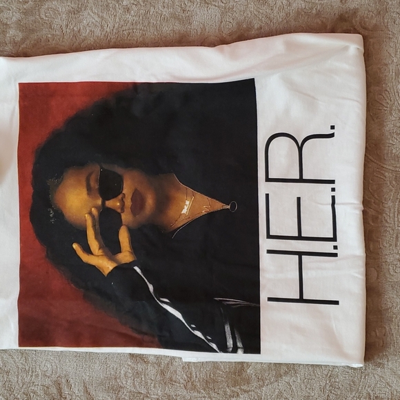 NWOT H.E.R. graphic tee - Picture 4 of 4